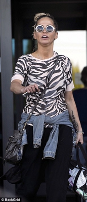 Sarah_Harding_and_Chad_Johnson_put_on_a_show_of_unity_to_leave_hotel_28_08_17_281129.jpg