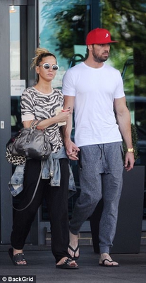 Sarah_Harding_and_Chad_Johnson_put_on_a_show_of_unity_to_leave_hotel_28_08_17_281229.jpg
