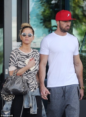 Sarah_Harding_and_Chad_Johnson_put_on_a_show_of_unity_to_leave_hotel_28_08_17_281529.jpg