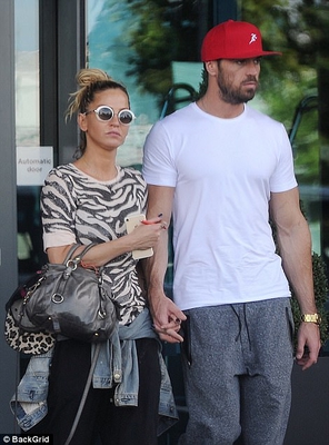 Sarah_Harding_and_Chad_Johnson_put_on_a_show_of_unity_to_leave_hotel_28_08_17_281629.jpg