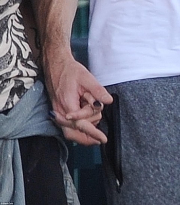 Sarah_Harding_and_Chad_Johnson_put_on_a_show_of_unity_to_leave_hotel_28_08_17_281729.jpg