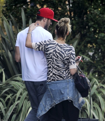 Sarah_Harding_and_Chad_Johnson_put_on_a_show_of_unity_to_leave_hotel_28_08_17_28229.jpg