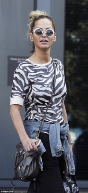Sarah_Harding_and_Chad_Johnson_put_on_a_show_of_unity_to_leave_hotel_28_08_17_282329.jpg