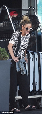 Sarah_Harding_and_Chad_Johnson_put_on_a_show_of_unity_to_leave_hotel_28_08_17_282829.jpg