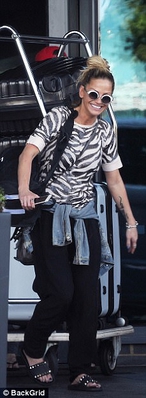 Sarah_Harding_and_Chad_Johnson_put_on_a_show_of_unity_to_leave_hotel_28_08_17_282929.jpg