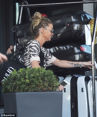 Sarah_Harding_and_Chad_Johnson_put_on_a_show_of_unity_to_leave_hotel_28_08_17_283229.jpg