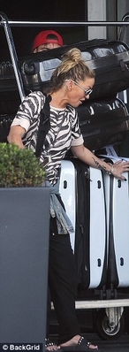 Sarah_Harding_and_Chad_Johnson_put_on_a_show_of_unity_to_leave_hotel_28_08_17_283329.jpg