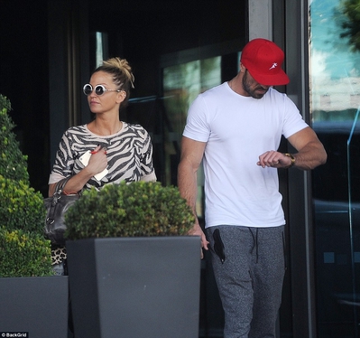 Sarah_Harding_and_Chad_Johnson_put_on_a_show_of_unity_to_leave_hotel_28_08_17_283729.jpg