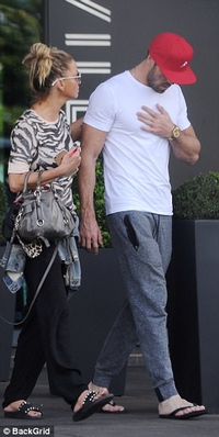 Sarah_Harding_and_Chad_Johnson_put_on_a_show_of_unity_to_leave_hotel_28_08_17_283829.jpg