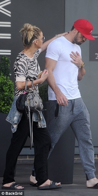 Sarah_Harding_and_Chad_Johnson_put_on_a_show_of_unity_to_leave_hotel_28_08_17_284029.jpg