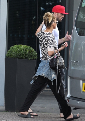 Sarah_Harding_and_Chad_Johnson_put_on_a_show_of_unity_to_leave_hotel_28_08_17_284229.jpg