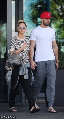 Sarah_Harding_and_Chad_Johnson_put_on_a_show_of_unity_to_leave_hotel_28_08_17_284329.jpg