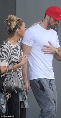 Sarah_Harding_and_Chad_Johnson_put_on_a_show_of_unity_to_leave_hotel_28_08_17_284429.jpg