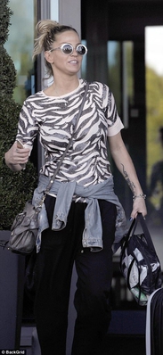 Sarah_Harding_and_Chad_Johnson_put_on_a_show_of_unity_to_leave_hotel_28_08_17_284529.jpg