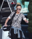 Sarah_Harding_and_Chad_Johnson_put_on_a_show_of_unity_to_leave_hotel_28_08_17_283529.jpg