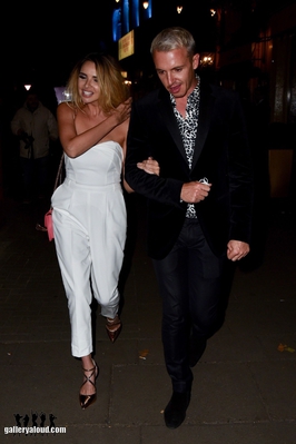 Arriving___Leaving_the_Waldorf_Hilton_hotel_15_09_17_282629.jpg