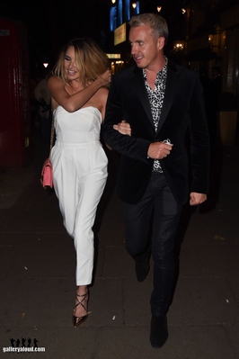 Arriving___Leaving_the_Waldorf_Hilton_hotel_15_09_17_283429.jpg