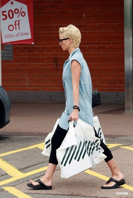 Sarah_Harding_leaving_John_Lewis_store_080709_4.jpg