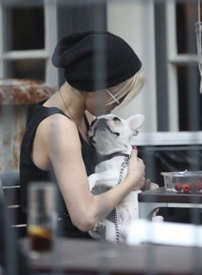 Sarah_Harding_at_pub_with_friends_120609_10.jpg