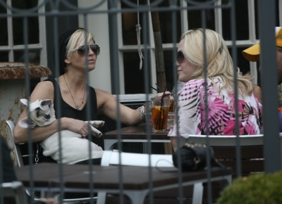 Sarah_Harding_at_pub_with_friends_120609_12.jpg