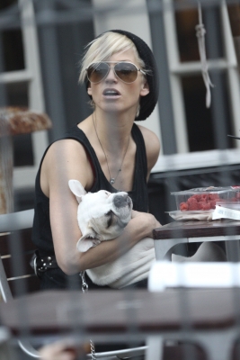 Sarah_Harding_at_pub_with_friends_120609_14.jpg
