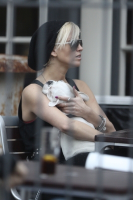Sarah_Harding_at_pub_with_friends_120609_18.jpg
