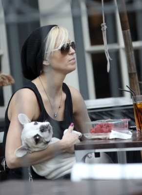 Sarah_Harding_at_pub_with_friends_120609_2.jpg