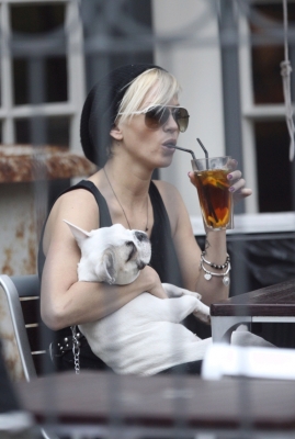 Sarah_Harding_at_pub_with_friends_120609_3.JPG