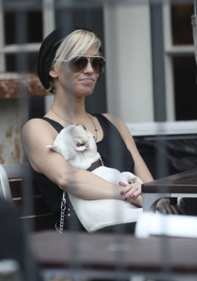 Sarah_Harding_at_pub_with_friends_120609_4.jpg