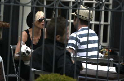 Sarah_Harding_at_pub_with_friends_120609_5.JPG