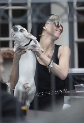 Sarah_Harding_at_pub_with_friends_120609_7.jpg