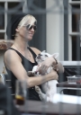 Sarah_Harding_at_pub_with_friends_120609_15.jpg