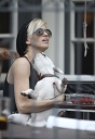 Sarah_Harding_at_pub_with_friends_120609_17.jpg