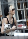 Sarah_Harding_at_pub_with_friends_120609_2.jpg