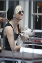 Sarah_Harding_at_pub_with_friends_120609_8.jpg