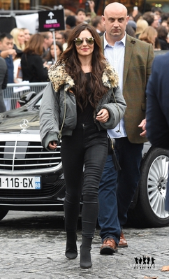 Arriving_at_the_L_Oreal_Paris_Fashion_Show_01_10_17_28529.jpg