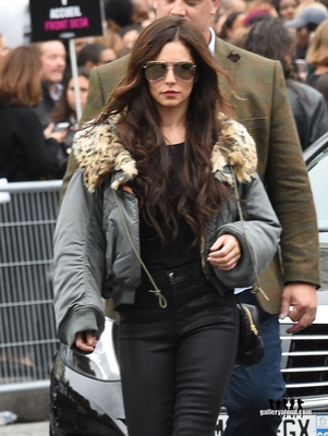 Arriving_at_the_L_Oreal_Paris_Fashion_Show_01_10_17_28829.jpg