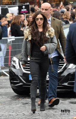Arriving_at_the_L_Oreal_Paris_Fashion_Show_01_10_17_28929.jpg