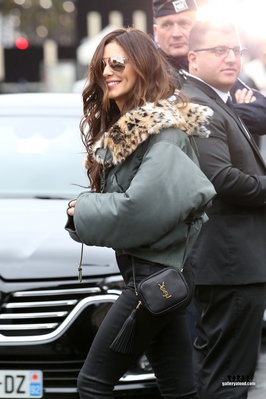Leaving_L_Oreal_Fashion_Show_01_10_17_282729.jpg