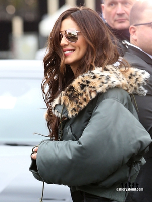 Leaving_L_Oreal_Fashion_Show_01_10_17_283029.jpg