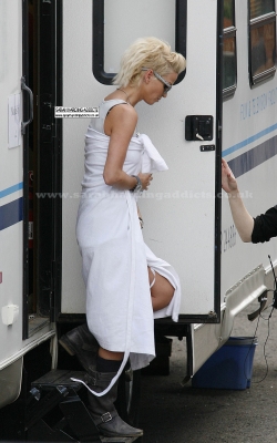 Sarah_Harding_on_the_set_of_St_Trinians_movie_110709_34.jpg