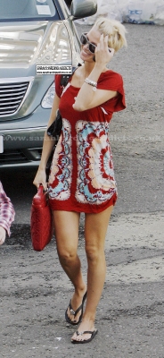 Sarah_Harding_on_the_set_of_St_Trinians_movie_110709_43.jpg