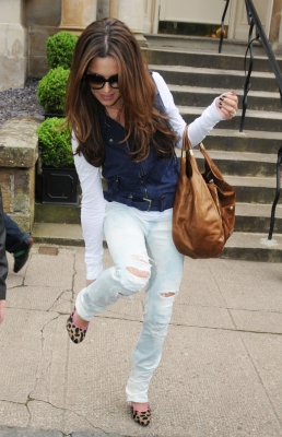 Cheryl_Cole_leaving_her_hotel_in_Glasgow_130709_1.jpg