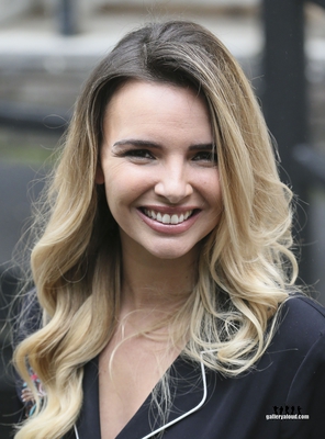 Leaving_the_ITV_studios_26_10_17_281229.jpg
