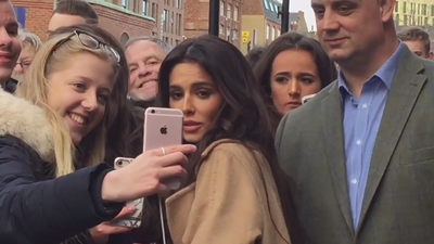 Cheryl_Meets_Fans_at_Prince2592s_Trust_Centre_Opening_mp40001.jpg
