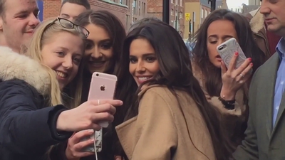 Cheryl_Meets_Fans_at_Prince2592s_Trust_Centre_Opening_mp40008.jpg