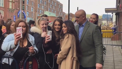 Cheryl_Meets_Fans_at_Prince2592s_Trust_Centre_Opening_mp40012.jpg