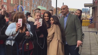 Cheryl_Meets_Fans_at_Prince2592s_Trust_Centre_Opening_mp40013.jpg