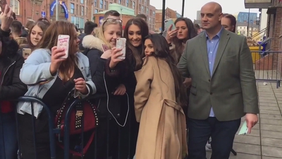 Cheryl_Meets_Fans_at_Prince2592s_Trust_Centre_Opening_mp40014.jpg