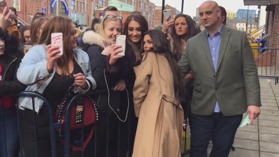 Cheryl_Meets_Fans_at_Prince2592s_Trust_Centre_Opening_mp40015.jpg